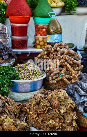 Olive e datteri nel souk (mercato tradizionale) nella città di Moulay Idriss (Moulay Idriss Zerhoun) in Marocco, Africa. (Foto di Creative Touch Imaging Ltd./NurPhoto) Foto Stock