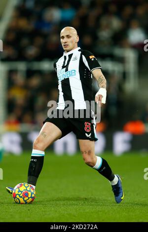 Jonjo Shelvey di Newcastle United in azione durante la partita della Premier League tra Newcastle United ed Everton al St. James's Park, Newcastle, martedì 8th febbraio 2022. (Foto di will Matthews/MI News/NurPhoto) Foto Stock