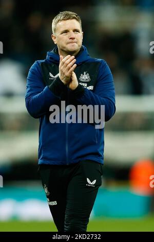 Newcastle United Head Coach, Eddie Howe, applaude i tifosi durante la partita della Premier League tra Newcastle United ed Everton al St. James's Park, Newcastle, martedì 8th febbraio 2022. (Foto di will Matthews/MI News/NurPhoto) Foto Stock