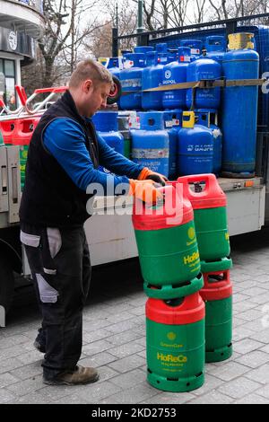 Un lavoratore prende bombole di gas da un camion a Cracovia, in Polonia, il 8 febbraio 2022. (Foto di Jakub Porzycki/NurPhoto) Foto Stock