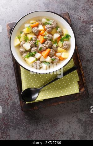 Sodd è una zuppa norvegese tradizionale fatta con montone cotto, polpette e patate, carote sono incluse in un chiaro, fragrante brodo di primo piano in th Foto Stock