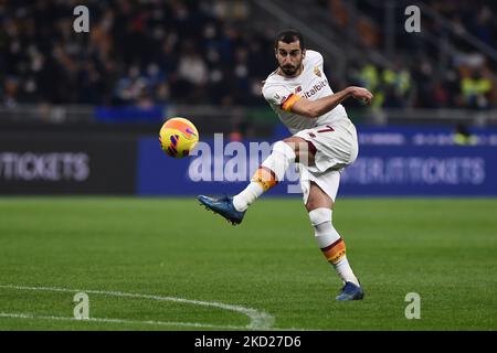 Henrikh Mkhitaryan (A.S. Roma) durante la partita di calcio della Coppa Italia tra FC Internazionale e AS Roma allo Stadio Giuseppe Meazza di Milano, il 8 febbraio 2022. (Foto di Michele Maraviglia/NurPhoto) Foto Stock