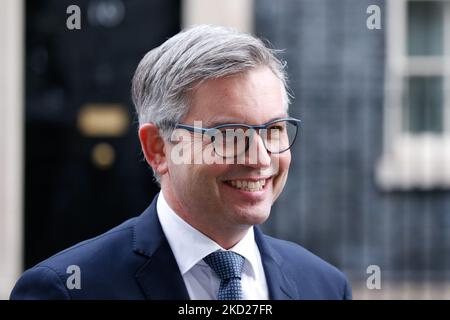 Il Ministro delle Finanze austriaco Magnus Brunner parla ai media di Downing Street a Londra, Inghilterra, il 9 febbraio 2022. (Foto di David Cliff/NurPhoto) Foto Stock