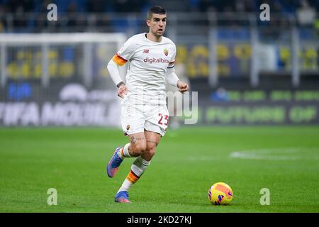 Gianluca Mancini di AS Roma durante la partita di Coppa Italia tra FC Internazionale e AS Roma allo Stadio Giuseppe Meazza, Milano, Italia, il 8 febbraio 2022. (Foto di Giuseppe Maffia/NurPhoto) Foto Stock