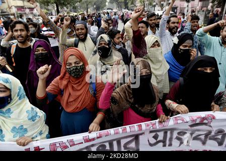 Gli studenti della Aliah University gridano slogan, portano striscioni come parte della protesta contro il divieto di Hijab (Un abito musulmano) in pochi college Karnataka, Kolkata, India, 09 febbraio, 2022. (Foto di Indranil Aditya/NurPhoto) Foto Stock