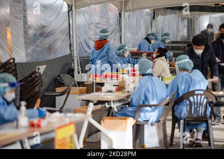 I cittadini prendono un test COVID-19 presso lo stabilimento di test presso la Sala del Governo Metropolitano di Seoul il 9 febbraio 2022 a Seoul, Corea del Sud. Secondo il CDC della Corea del Sud, il numero di pazienti giornalieri confermati in Corea del Sud può aumentare a 170.000 entro la fine di febbraio a causa dell'aumento della variante di Omicron. (Foto di Chris Jung/NurPhoto) Foto Stock