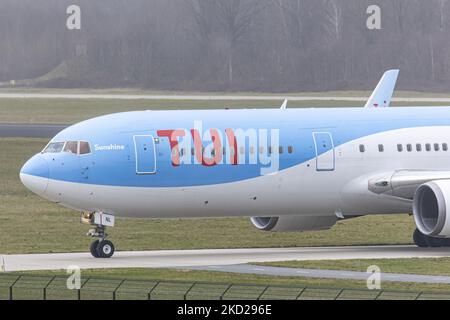 Primo piano sul cockpit con la scritta rossa del logo visibile. TUI Airlines Belgium Boeing 767-300ER velivolo visto in arrivo in volo, atterraggio sulla pista e tassazione all'aeroporto Eindhoven EIN che esegue una rara rotta nazionale olandese. Il velivolo Boeing B767, con un corpo largo, arriva dall'aeroporto Schiphol di Amsterdam e ha come destinazione un volo charter per Bardufoss in Norvegia con il volo numero OR9531. Il jet plane ha la registrazione OO-JNL e il nome Sunshine. TUI Fly l'ex Jetairfly, ArkeFly, è una compagnia aerea belga di linea e charter, controllata dal gruppo TUI, il tedesco Foto Stock