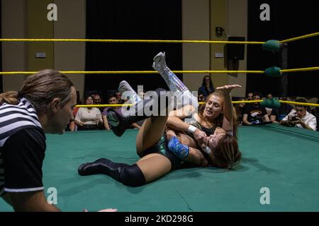 Maya Yukihi vs Sara León, RCW Wrestling Combat at Barcelona, 22.10.2022 Foto Stock