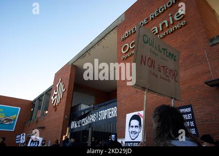 Diverse decine di attivisti di XR, ANV-COP21, ATTAC, Gioventù per il clima si sono riuniti di fronte al Consiglio Regionale dell'Occitania per protestare contro la costruzione di un gigantesco magazzino chiamato Terra2 vicino a Tolosa. Sono contrari a questo magazzino gigante progettato per Amazon o Alibaba in quanto coprirà diversi campi agricoli. Il Terra2 shoud wharehouse essere 533 m di lunghezza, 125m di larghezza e 14m di altezza, sarebbe nella top 10 dei più grandi magazzini in Francia. I lavori di costruzione non avrebbero dovuto iniziare quest'inverno, poiché la fermata Terra2 ha chiesto alla giustizia di giudicare la legalità del progetto e del Foto Stock