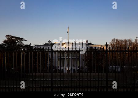 La facciata sud della Casa Bianca a Washington, D.C. è vista dietro una recinzione al tramonto il 9 febbraio 2022 (Foto di Bryan Olin Dozier/NurPhoto) Foto Stock