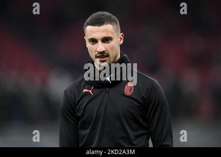 Rade Krunic di AC Milan guarda in occasione della partita di Coppa Italia tra AC Milan e SS Lazio allo Stadio Giuseppe Meazza, Milano, Italia, il 9 febbraio 2022. (Foto di Giuseppe Maffia/NurPhoto) Foto Stock