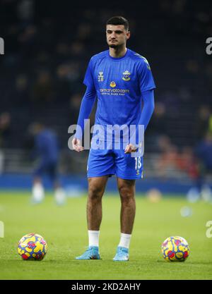 Armando broja di Southampton (in prestito da Chelsea) durante il warm-up pre-partita durante la Premier League tra Tottenham Hotspur e Southampton allo stadio Tottenham Hotspur , Londra, Inghilterra il 09th febbraio 2022 (Photo by Action Foto Sport/NurPhoto) Foto Stock