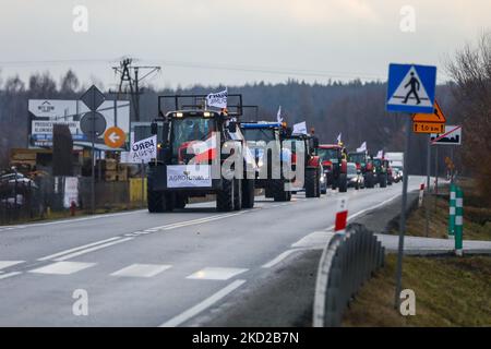 Gli agricoltori del gruppo AGROUnia guidano i loro trattori durante una protesta a Niepolomice, vicino Cracovia, Polonia, il 9 febbraio 2022. Gli agricoltori stavano bloccando le strade in luoghi di tutto il paese per protestare contro la mancanza di sostegno del governo per l'industria agricola polacca. (Foto di Beata Zawrzel/NurPhoto) Foto Stock