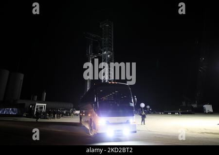 Un autobus lascia il sito di lancio della SpaceX Starship dopo la presentazione di Elon Musk nella tarda notte di giovedì. La torreggiante Starship completamente impilata e il suo booster "Super Heavy" si trovano sullo sfondo del tavolo di lancio orbitale. (Foto di Reginald Mathalone/NurPhoto) Foto Stock