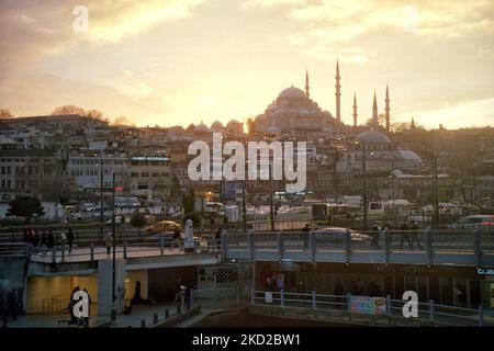 Una vista generale del distretto di Eminonu a Istanbul, Turchia il 10 febbraio 2022. (Foto di Umit Turhan Coskun/NurPhoto) Foto Stock