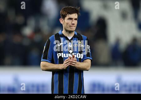 Marten De Roon (Atalanta BC) saluta i tifosi durante la partita di calcio italiana Coppa Italia Atalanta BC vs ACF Fiorentina il 10 febbraio 2022 allo Stadio Gewiss di Bergamo (Foto di Francesco Scaccianoce/LiveMedia/NurPhoto) Foto Stock