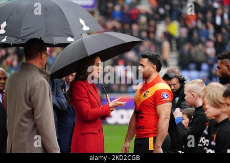 La principessa del Galles incontra il capitano della Papua Nuova Guinea Rhyse Martin davanti alla partita di finale della Coppa del mondo di rugby Inghilterra contro Papua Nuova Guinea al DW Stadium di Wigan, la sua prima partita alla quale ha partecipato dopo il Duca del Sussex come patrono della Rugby Football League (RFL). Data immagine: Sabato 5 novembre 2022. Foto Stock