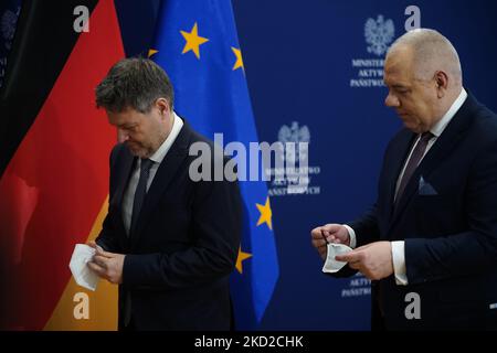 Il vice-cancelliere tedesco Robert Habeck ha incontrato il vice primo ministro polacco Jacek Sasin a Varsavia (Polonia) il 11 febbraio 2022. (Foto di Mateusz Wlodarczyk/NurPhoto) Foto Stock