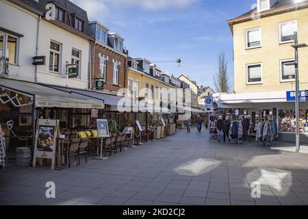 Vita quotidiana a Valkenburg aan de Geul o Valkenberg con persone che si godono il sole sulle terrazze dei caffè e ristoranti, come i negozi riaprono dopo il blocco invernale per combattere la pandemia di coronavirus Covid-19. Valkenburg è una storica città olandese nella provincia di Limburgo con il fiume Geul con i famosi caffè, bar, taverne e ristoranti, una destinazione turistica e di viaggio. La città è stata colpita dalle alluvioni dell'estate 2021 dopo il tempo estremo, le forti precipitazioni e gli alti livelli d'acqua che hanno provocato le evacuazioni. Valkenburg, Paesi Bassi il 5 febbraio 2022 (Foto di Nicolas Economou Foto Stock