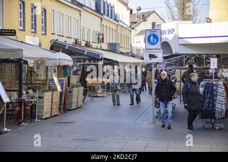 Vita quotidiana a Valkenburg aan de Geul o Valkenberg con persone che si godono il sole sulle terrazze dei caffè e ristoranti, come i negozi riaprono dopo il blocco invernale per combattere la pandemia di coronavirus Covid-19. Valkenburg è una storica città olandese nella provincia di Limburgo con il fiume Geul con i famosi caffè, bar, taverne e ristoranti, una destinazione turistica e di viaggio. La città è stata colpita dalle alluvioni dell'estate 2021 dopo il tempo estremo, le forti precipitazioni e gli alti livelli d'acqua che hanno provocato le evacuazioni. Valkenburg, Paesi Bassi il 5 febbraio 2022 (Foto di Nicolas Economou Foto Stock