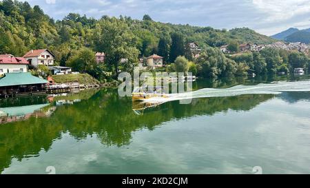 Barca gialla sul fiume verde Drina a Visegrad, Republika Srpska Foto Stock