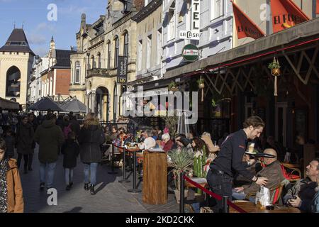 Vita quotidiana a Valkenburg aan de Geul o Valkenberg con persone che si godono il sole sulle terrazze dei caffè e ristoranti, come i negozi riaprono dopo il blocco invernale per combattere la pandemia di coronavirus Covid-19. Valkenburg è una storica città olandese nella provincia di Limburgo con il fiume Geul con i famosi caffè, bar, taverne e ristoranti, una destinazione turistica e di viaggio. La città è stata colpita dalle alluvioni dell'estate 2021 dopo il tempo estremo, le forti precipitazioni e gli alti livelli d'acqua che hanno provocato le evacuazioni. Valkenburg, Paesi Bassi il 5 febbraio 2022 (Foto di Nicolas Economou Foto Stock