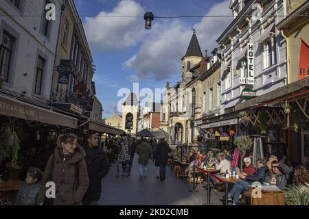 Vita quotidiana a Valkenburg aan de Geul o Valkenberg con persone che si godono il sole sulle terrazze dei caffè e ristoranti, come i negozi riaprono dopo il blocco invernale per combattere la pandemia di coronavirus Covid-19. Valkenburg è una storica città olandese nella provincia di Limburgo con il fiume Geul con i famosi caffè, bar, taverne e ristoranti, una destinazione turistica e di viaggio. La città è stata colpita dalle alluvioni dell'estate 2021 dopo il tempo estremo, le forti precipitazioni e gli alti livelli d'acqua che hanno provocato le evacuazioni. Valkenburg, Paesi Bassi il 5 febbraio 2022 (Foto di Nicolas Economou Foto Stock