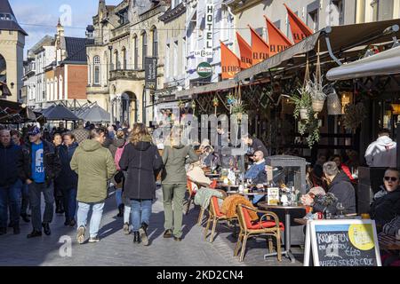 Vita quotidiana a Valkenburg aan de Geul o Valkenberg con persone che si godono il sole sulle terrazze dei caffè e ristoranti, come i negozi riaprono dopo il blocco invernale per combattere la pandemia di coronavirus Covid-19. Valkenburg è una storica città olandese nella provincia di Limburgo con il fiume Geul con i famosi caffè, bar, taverne e ristoranti, una destinazione turistica e di viaggio. La città è stata colpita dalle alluvioni dell'estate 2021 dopo il tempo estremo, le forti precipitazioni e gli alti livelli d'acqua che hanno provocato le evacuazioni. Valkenburg, Paesi Bassi il 5 febbraio 2022 (Foto di Nicolas Economou Foto Stock