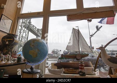 L'iconico ponte storico De Hef - Koningshavenbrug da un negozio nautico nella città portuale olandese di Rotterdam può essere smantellato perché il superyacht Jeff Bezos passi sotto, poiché l'albero della barca a vela supera l'altezza del ponte. Il ponte a due torri con ascensore è un vecchio ponte ferroviario di acciaio che collega l'isola, Noordereiland nel fiume Maas nella parte meridionale di Rotterdam. Il ponte fu costruito nel 1877 e subì danni durante i bombardamenti tedeschi del 1940. Dal 2017, dopo i lavori di ristrutturazione, il comune promise che il ponte non sarebbe mai più stato smantellato. Il super Foto Stock