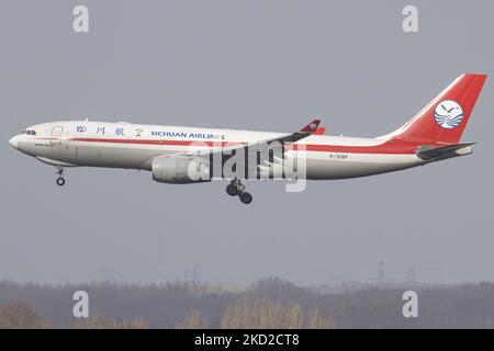 Sichuan Airlines Airbus A330-200F aereo da carico visto all'arrivo in volo per l'atterraggio sulla pista dell'aeroporto di Bruxelles Zaventem BRU nella capitale belga. L'aeromobile Airbus 330F ha la registrazione B-308P, il volo è arrivato da Mosca SVO e continuerà a Chengdu CTU, Cina. Sichuan Airlines Co., Ltd. È una compagnia aerea cinese con sede a Chengdu Shuangliu International Airport a Chengdu, provincia di Sichuan, ed è la più grande compagnia aerea della Cina occidentale. Il modello A330-200F è una versione interamente cargo del modello A330-200 in grado di trasportare 65 t / 140.000 lb su 7.400 km / 4.000 nmi / 4, Foto Stock