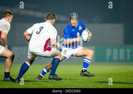 Lazzarin Filippo (Italia) ostacolato da Mikey Summerfield (Inghilterra) durante la partita di rugby sei Nazioni 2022 sei Nazioni Under 20 - Italia vs Inghilterra il 11 febbraio 2022 allo stadio Monigo di Treviso (Photo by Ettore Griffoni/LiveMedia/NurPhoto) Foto Stock