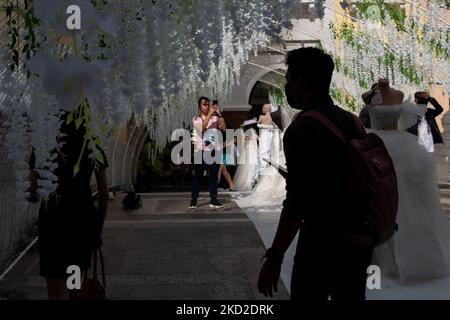 La gente scatta foto delle installazioni dei fiori in una fiera nuziale all'interno di un centro commerciale a Taguig City, Metro Manila, Filippine il 12 febbraio 2022. (Foto di George Calvelo/NurPhoto) Foto Stock