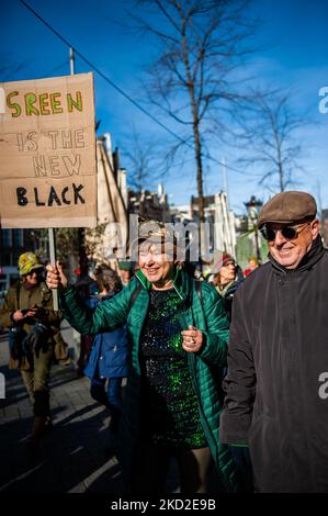 La gente indossa abiti verdi e rami con foglie verdi che decorano i loro abiti, durante la manifestazione contro la distruzione delle aree verdi ad Amsterdam, il 12th febbraio 2022. (Foto di Romy Arroyo Fernandez/NurPhoto) Foto Stock