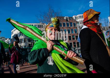 La gente indossa abiti verdi e rami con foglie verdi che decorano i loro abiti, durante la manifestazione contro la distruzione delle aree verdi ad Amsterdam, il 12th febbraio 2022. (Foto di Romy Arroyo Fernandez/NurPhoto) Foto Stock