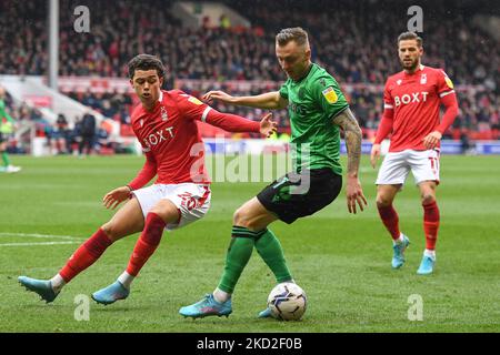 Brennan Johnson di Nottingham Forest compete per la palla con ben Wilmot di Stoke City durante la partita del Campionato Sky Bet tra Nottingham Forest e Stoke City al City Ground di Nottingham sabato 12th febbraio 2022. (Foto di Jon Hobley/MI News/NurPhoto) Foto Stock