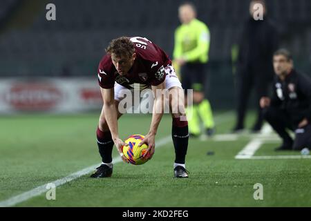 Mergim Vojvoda (Torino FC) durante la serie di calcio italiana A match Torino FC vs Venezia FC il 12 febbraio 2022 all'Olimpico Grande Torino di Torino (Photo by Francesco Scaccianoce/LiveMedia/NurPhoto) Foto Stock