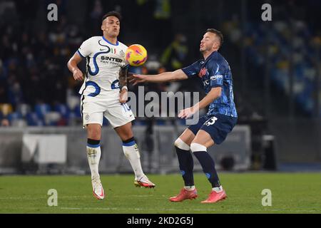 Lautaro Martinez del FC Internazionale compete per la palla con Amir Rrahmani durante la Serie A match tra SSC Napoli e FC Internazionale allo Stadio Diego Armando Maradona Napoli il 12 febbraio 2022. (Foto di Franco Romano/NurPhoto) Foto Stock