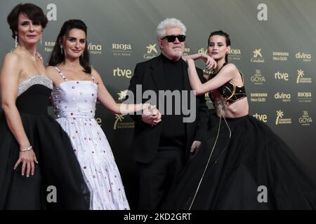 Aitana Sanchez Gijon, Penelope Cruz, Milena Smit e Pedro Almodovar pongono durante il tappeto rosso un preludio ai Goya Awards 2022 al palazzo Reina Sofia. Il 12 febbraio 2022. (Foto di Jose Miguel Fernandez/NurPhoto) Foto Stock