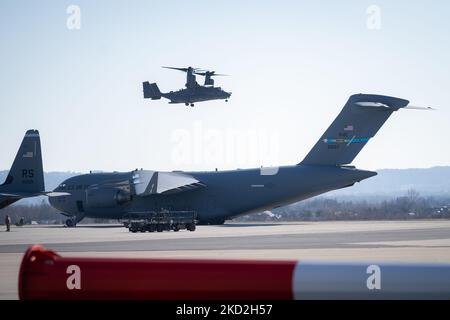 Le forze aeree statunitensi Boeing C-17 Globemaster III e Bell-Boeing V-22 Osprey sono atterrati all'aeroporto di Rzeszow-Jasionka in Polonia il 13 febbraio 2022 (Foto di Mateusz Wlodarczyk/NurPhoto) Foto Stock
