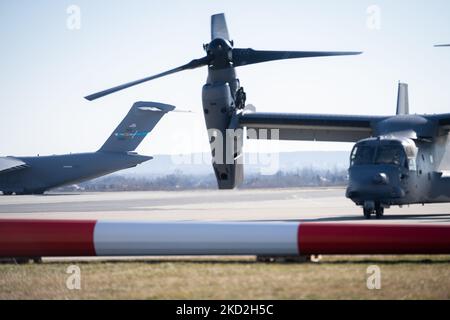 Le forze aeree statunitensi Boeing C-17 Globemaster III e Bell-Boeing V-22 Osprey sono atterrati all'aeroporto di Rzeszow-Jasionka in Polonia il 13 febbraio 2022 (Foto di Mateusz Wlodarczyk/NurPhoto) Foto Stock