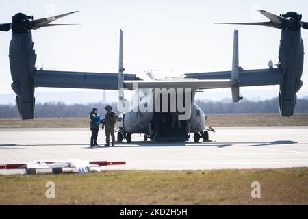 Le forze aeree statunitensi Bell-Boeing V-22 Osprey sono atterrate all'aeroporto di Rzeszow-Jasionka in Polonia il 13 febbraio 2022 (Foto di Mateusz Wlodarczyk/NurPhoto) Foto Stock
