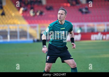 L'arbitro Luca Pairetto A.I.A. di Nichelino (Torino) durante il calcio italiano Serie B Match US Lecce vs Benevento Calcio su febbraio 13, 2022 allo Stadio Via del Mare di Lecce (Photo by Emmanuele Mastrodonato/LiveMedia/NurPhoto) Foto Stock