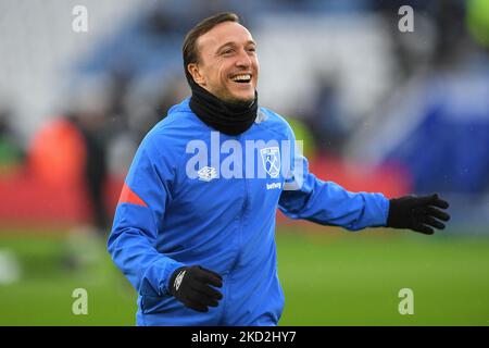 Mark Noble of West Ham United si scalda davanti al calcio d'inizio durante la partita della Premier League tra Leicester City e West Ham United al King Power Stadium di Leicester domenica 13th febbraio 2022. (Foto di Jon Hobley/MI News/NurPhoto) Foto Stock