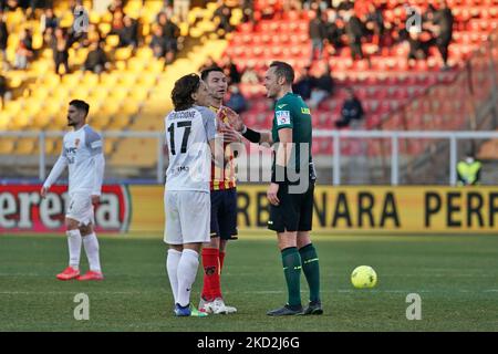 Jacopo Petriccione (Benevento Calcio), Fabio Lucioni (Lecce) e l'arbitro Luca Pairetto A.I.A. di Nichelino (Torino) durante il calcio italiano Serie B Match US Lecce vs Benevento Calcio il 13 febbraio 2022 allo Stadio Via del Mare di Lecce (Foto di Emmanuele Mastrodonato/LiveMedia/NurPhoto) Foto Stock