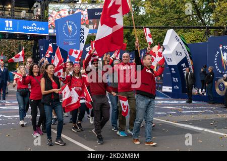 Parata delle nazioni tenutasi durante la cerimonia di apertura per la 2022 TCS New York City Marathon a Central Park il 4 novembre 2022 Foto Stock