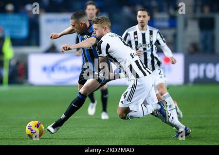 Matthijs de ligt del FC Juventus e Merih Demiral di Atalanta BC gareggiano per la palla durante la Serie A partita tra Atalanta BC e FC Juventus al Gewiss Stadium di Bergamo, Italia il 13 febbraio 2022. (Foto di Giuseppe Maffia/NurPhoto) Foto Stock