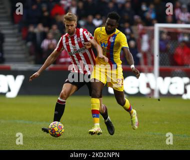 L-R Kristoffer Ajer di Brentford detiene Odsonne Edouard di Crystal Palace durante la Premier League tra Brentford e Crystal Palace al Brentford Community Stadium , Londra, Inghilterra il 12th febbraio 2022 (Photo by Action Foto Sport/NurPhoto) Foto Stock