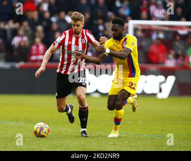 L-R Kristoffer Ajer di Brentford detiene Odsonne Edouard di Crystal Palace durante la Premier League tra Brentford e Crystal Palace al Brentford Community Stadium , Londra, Inghilterra il 12th febbraio 2022 (Photo by Action Foto Sport/NurPhoto) Foto Stock