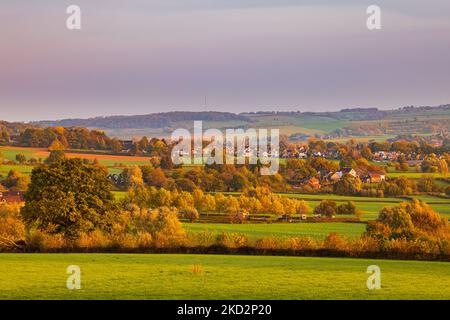 E' autunno e i colori autunnali catturano la prima luce del giorno nel profondo sud del Limburgo, al confine tra Paesi Bassi e Belgio. Il vi Foto Stock