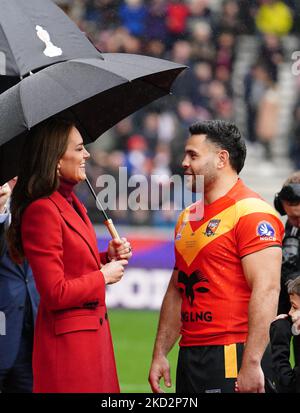 La principessa del Galles incontra il capitano della Papua Nuova Guinea Rhyse Martin davanti alla partita di finale della Coppa del mondo di rugby Inghilterra contro Papua Nuova Guinea al DW Stadium di Wigan, la sua prima partita alla quale ha partecipato dopo il Duca del Sussex come patrono della Rugby Football League (RFL). Data immagine: Sabato 5 novembre 2022. Foto Stock